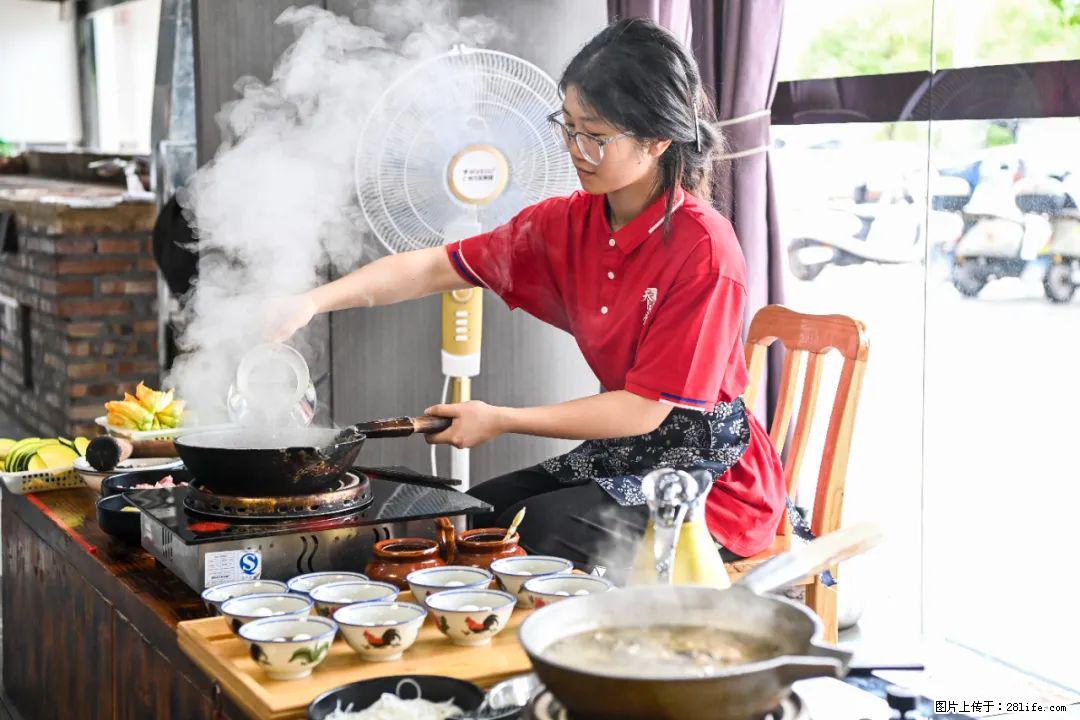 全网追的“扁担女孩”，找了一份暑假工，时薪12元 - 宿迁生活资讯 - 宿迁28生活网 suqian.28life.com